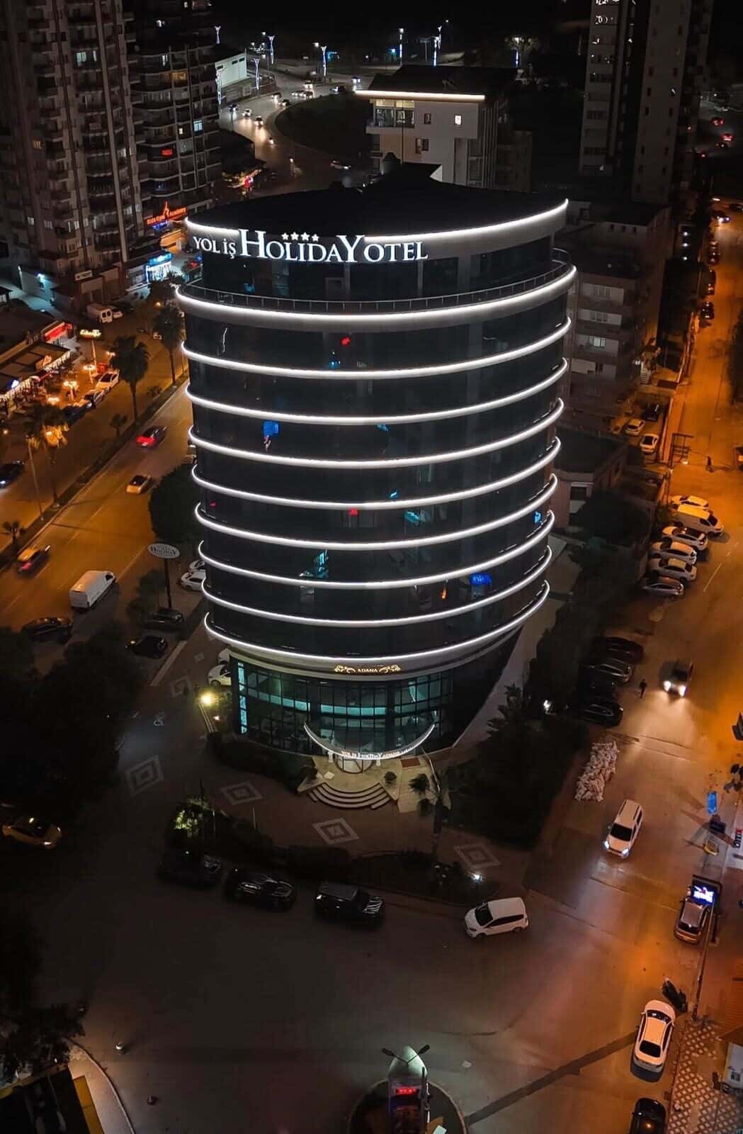 Yol İş Holiday Otel — gece cephe LED aydınlatma ve ışıklı tabela, Adana